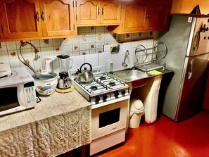 Een magnetron, een vaatwasser