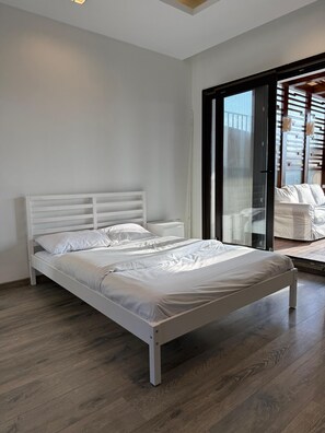 Estudio, lanai, vistas al jardín | Minibar con artículos gratuitos y wifi gratis