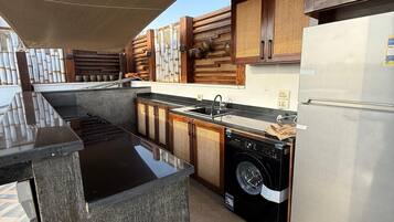 Studio, Lanai, Garden View | Private kitchen