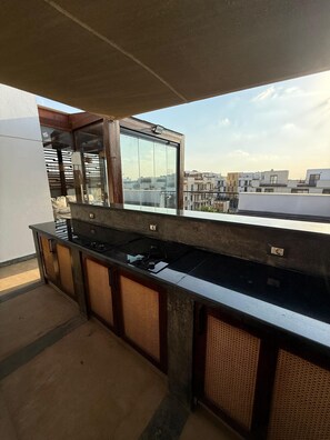 Private kitchen - Modern Rooftop Apt with Private Terrace (Sheikh Zayed City)