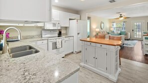 ثلاجة، ميكروويف، فرن، موقد طهي مسطح