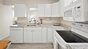 ثلاجة، ميكروويف، فرن، موقد طهي مسطح