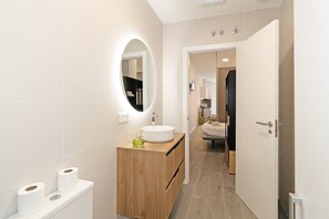 Shower, hair dryer, towels
