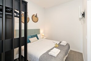 Iron/ironing board, internet, bed sheets