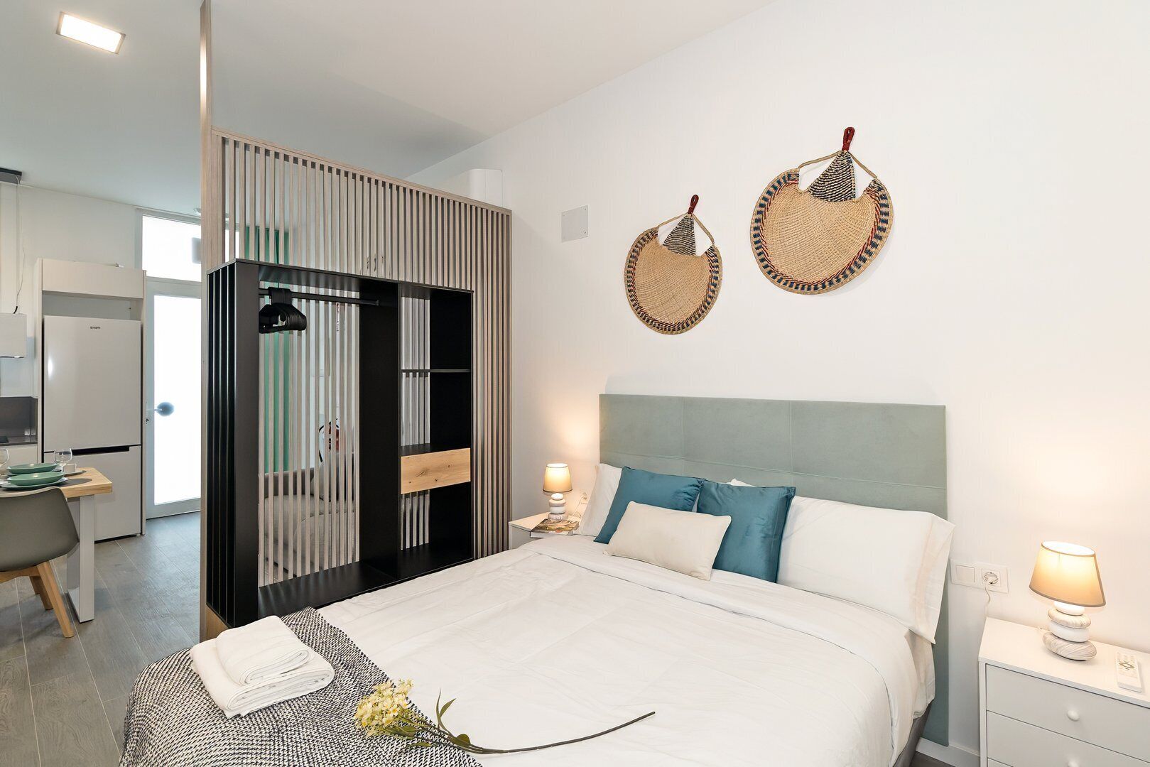 Strykejern/-brett, internettilgang og sengetøy