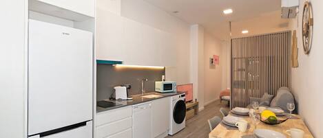 Køleskab, mikrobølgeovn, opvaskemaskine, kaffe-/temaskine