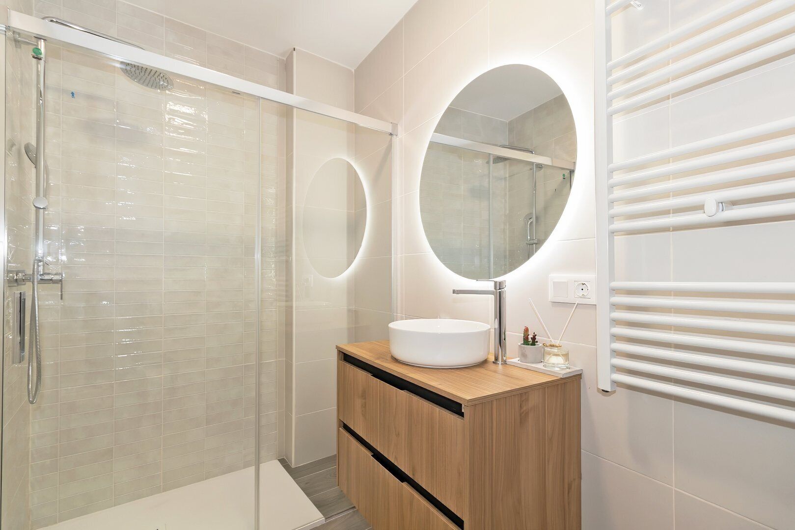 Chuveiro, secador de cabelo, toalhas de banho 