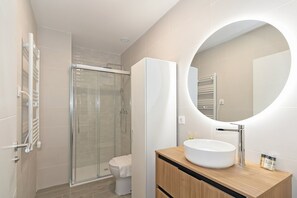 Dusche, Haartrockner, Handtücher