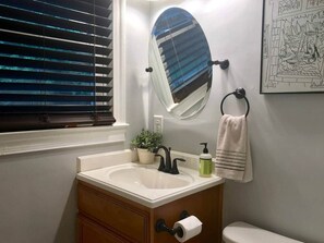 Shower, hair dryer, towels - Downtown - 2 bed, 1.5 bath (Raleigh)