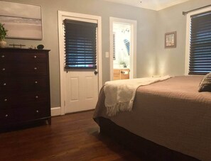 2 bedrooms, iron/ironing board, WiFi, bed sheets - Downtown - 2 bed, 1.5 bath (Raleigh)
