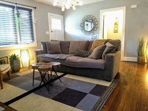 TV - Downtown - 2 bed, 1.5 bath (Raleigh)