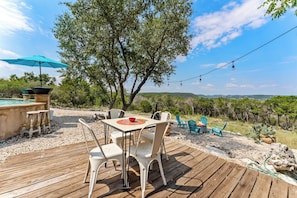 Outdoor dining - Romantic Hill Country Escape | Pool & Sunsets (New Braunfels)