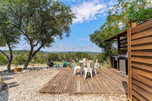 Outdoor dining - Private Heated Pool Retreat For Couples (New Braunfels)