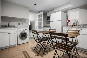 Private kitchen - Contemporary City Getaway  Luxe Comfort (Arlington)