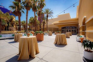 تناول الطعام بالخارج