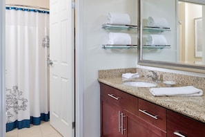 Estudi, diversos llits, dutxa accessible en cadira de rodes | Bany | Assecador de cabells, tovalloles, sabó i xampú