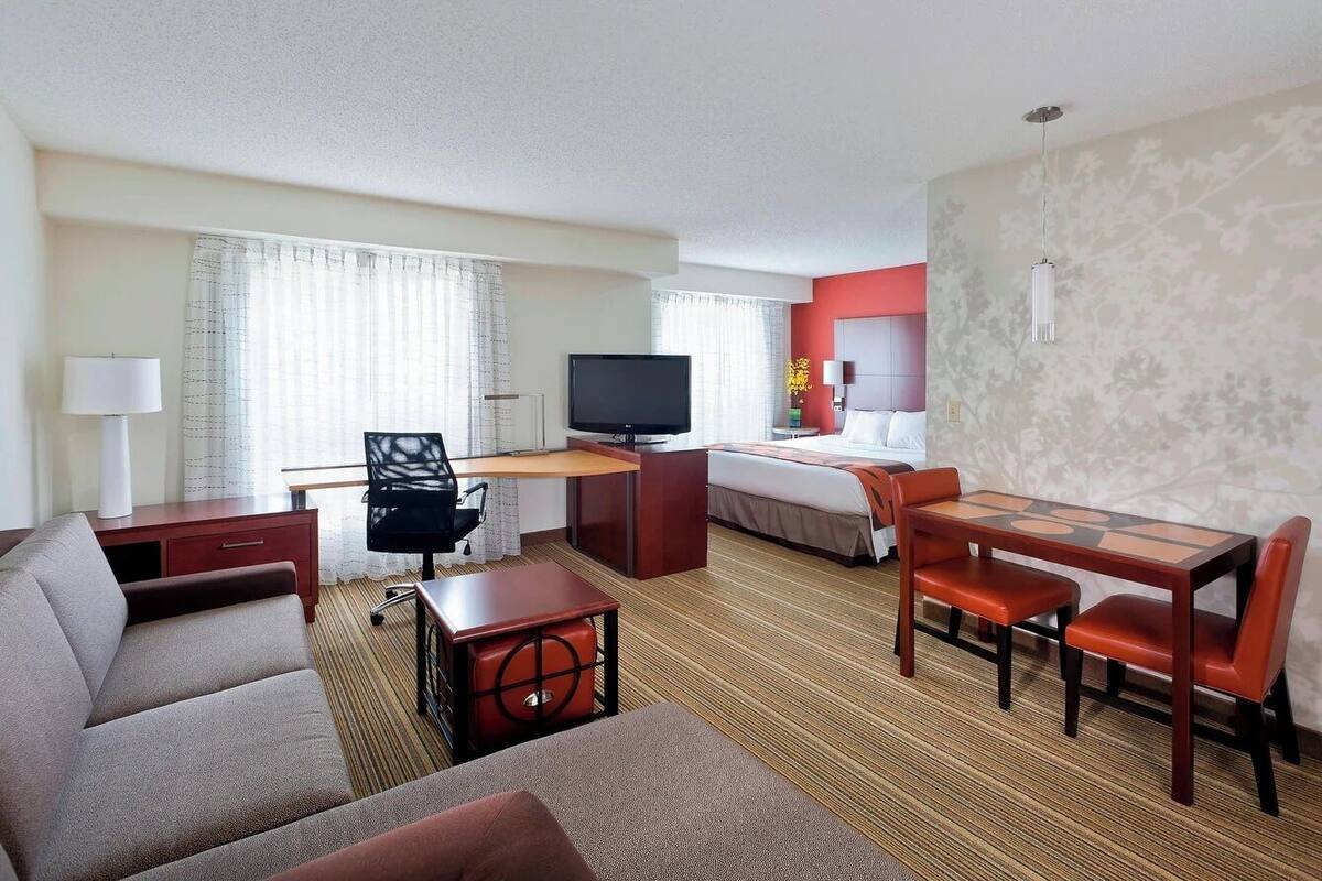 Studio Suite | Desk, laptop workspace, blackout drapes, soundproofing