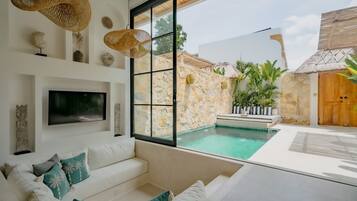 Luxe villa, 1 kingsize bed, patio, uitzicht op zwembad | Woonkamer | Een 43-inch televisie met kabelzenders
