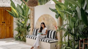 Vila Mewah, 1 Tempat Tidur King, patio, pemandangan kolam renang | Area keluarga | Televisi 43-inci dengan saluran TV kabel