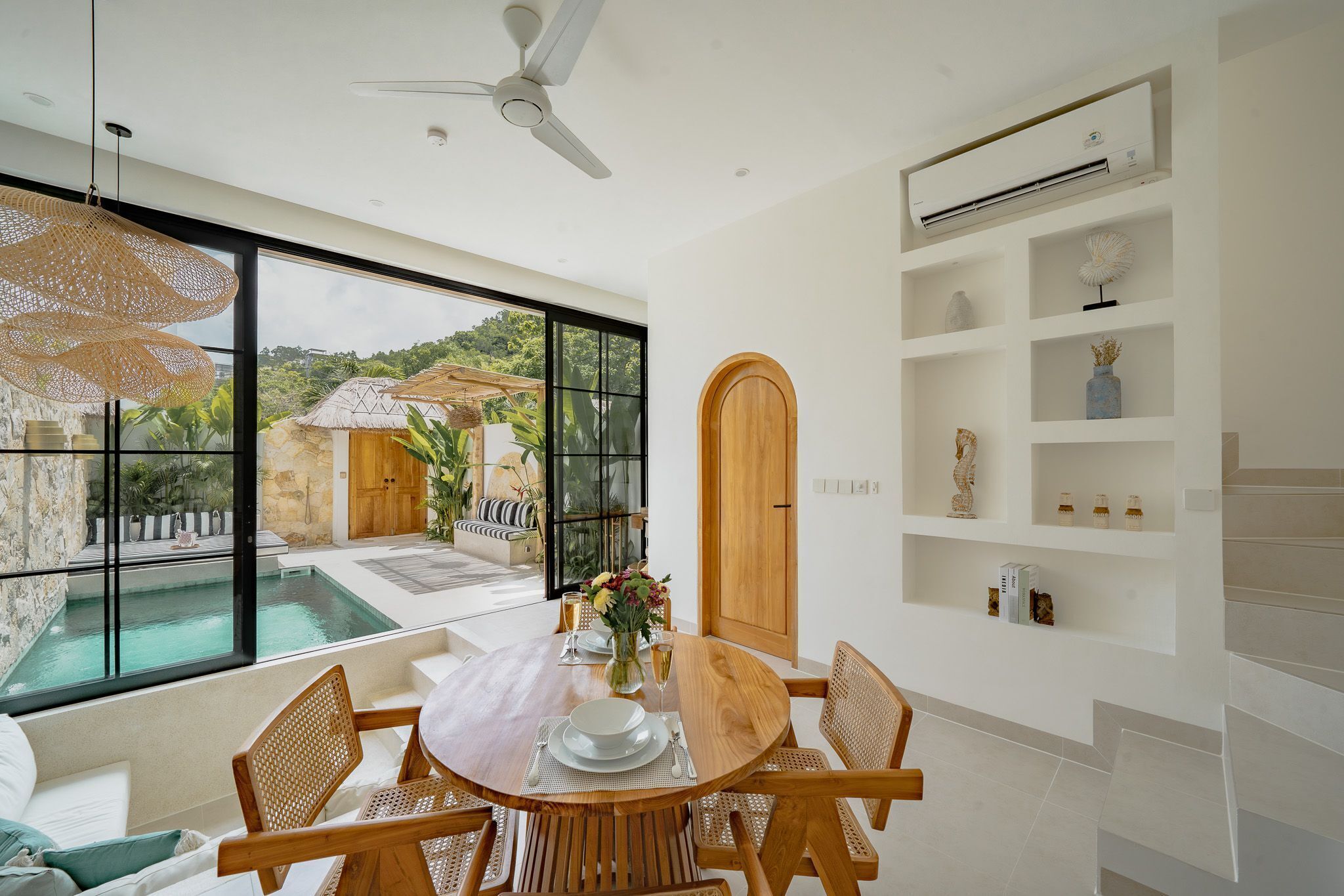 Luxe villa, 1 kingsize bed, patio, uitzicht op zwembad | Dineerruimte