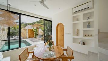 Luxe villa, 1 kingsize bed, patio, uitzicht op zwembad | Dineerruimte