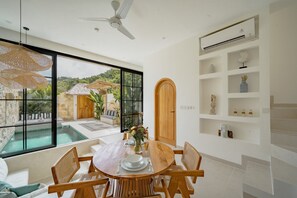 Luxury-Villa, 1 King-Bett, Terrasse, Poolblick | Esszimmer