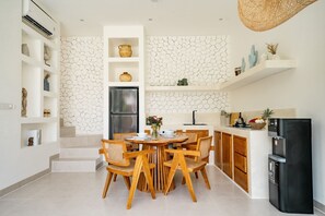 Villa de lujo, 1 cama de matrimonio grande, patio, vistas a la piscina | Cocina privada | Frigorífico, horno, placa de cocina y cafetera o tetera