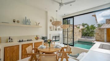 Vila Mewah, 1 Tempat Tidur King, patio, pemandangan kolam renang | Dapur pribadi | Lemari es, oven, kompor, dan mesin pembuat kopi/teh