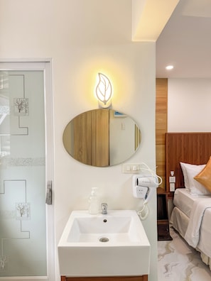 Deluxe tweepersoonskamer | Badkamer | Een douche, een regendouche, gratis toiletartikelen, zeep