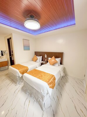 Premier Deluxe Twin Room | Bàn, truy cập Internet không dây miễn phí, bộ trải giường 