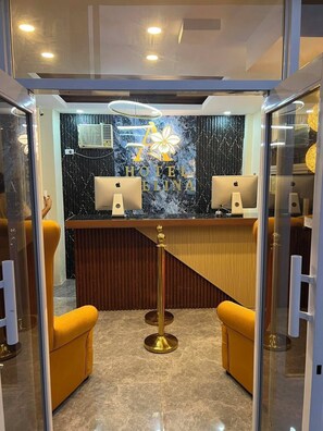Quầy tiếp tân
