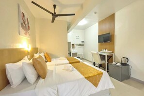 Habitación Deluxe con 2 camas individuales | Escritorio, camas extra, wifi gratis y ropa de cama