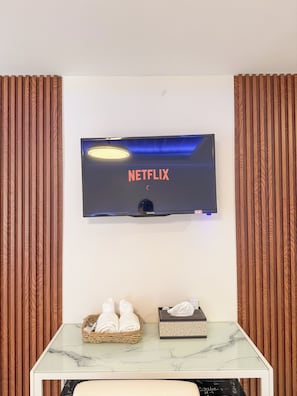 Habitación superior con 2 camas individuales | Escritorio, camas extra, wifi gratis y ropa de cama