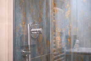 Shower, hair dryer, bidet, towels - Newly-refurbished apartment facing Duomo (Firenze)