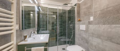 Bruser, hårtørrer, bidet, håndklæder
