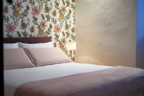 2 bedrooms, desk, iron/ironing board, travel cot - Newly-refurbished apartment facing Duomo (Firenze)
