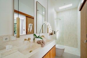 Deluxe Villa, 1 King Bed, Patio, Pool View | Bathroom | Separate bathtub and shower, free toiletries, hair dryer, towels - MaÏa Villa Bingin (Pecatu)