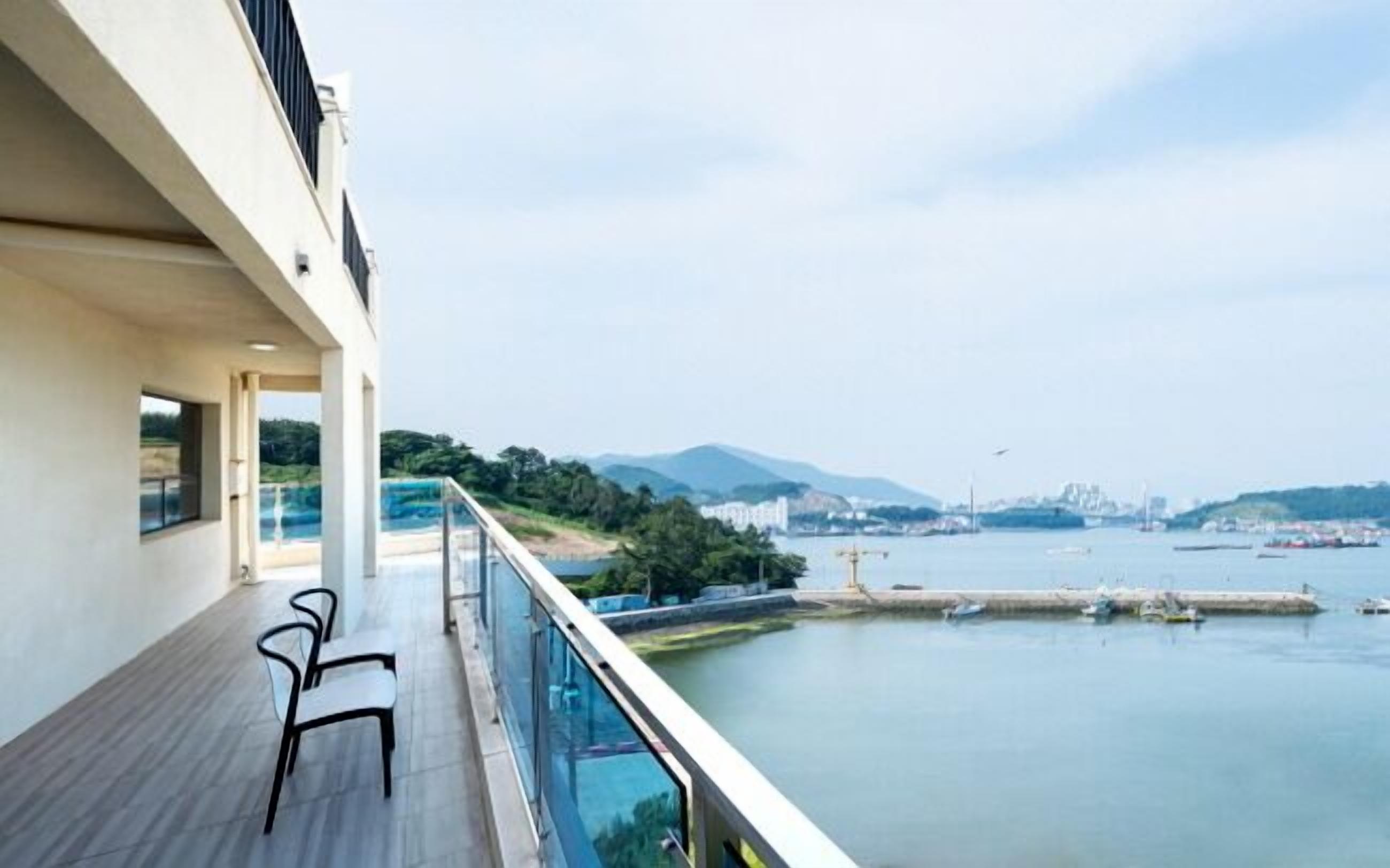 Habitación superior con 2 camas individuales, balcón, vista al mar | Terraza o patio