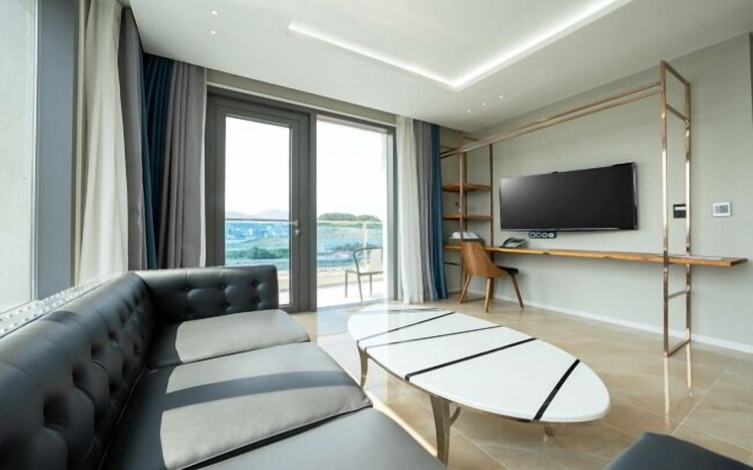 Habitación familiar con 2 camas individuales, balcón, vista al mar | Wifi gratis 