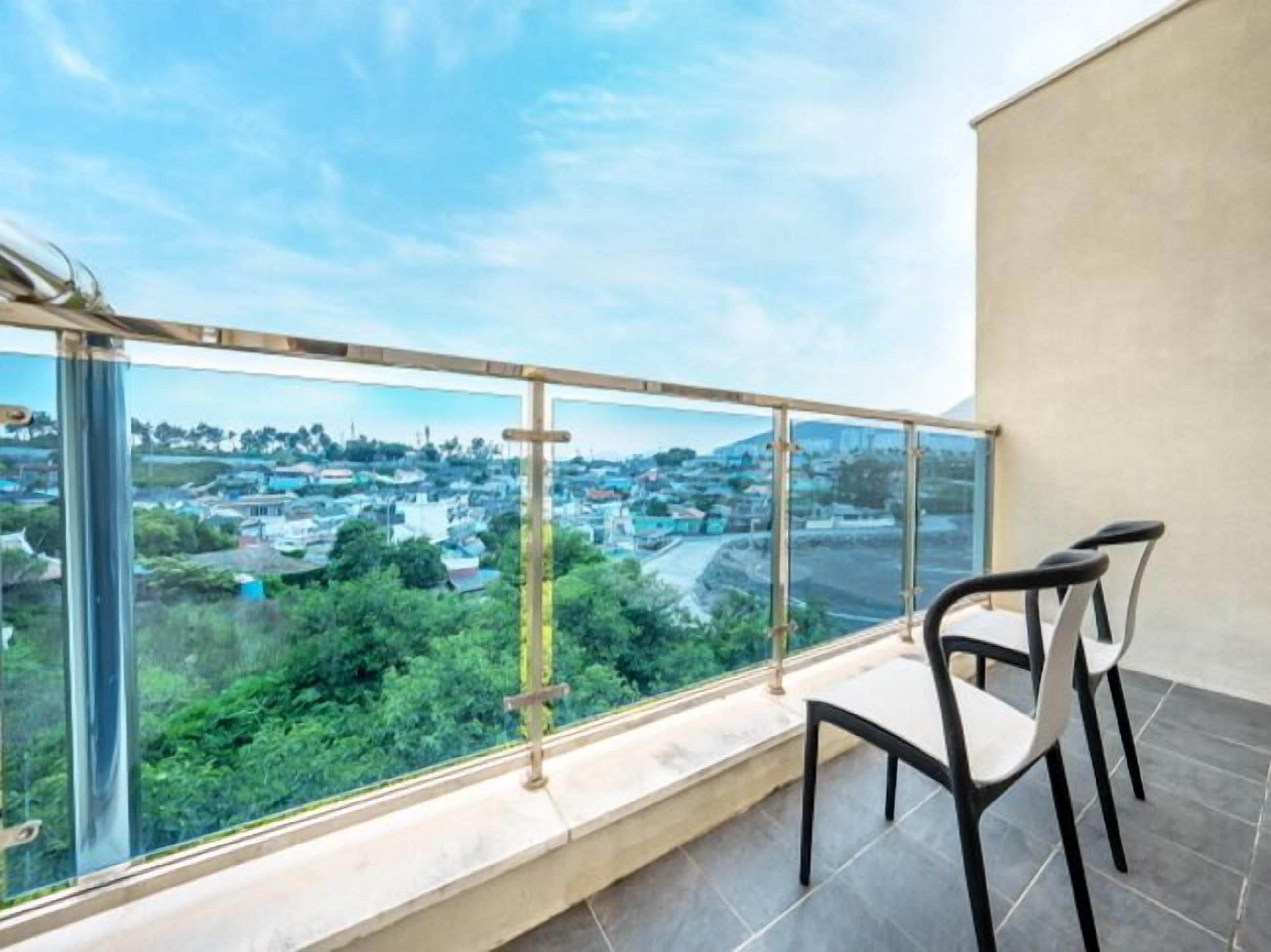 Deluxe Twin Room, Balcony, City View | Terrace/patio