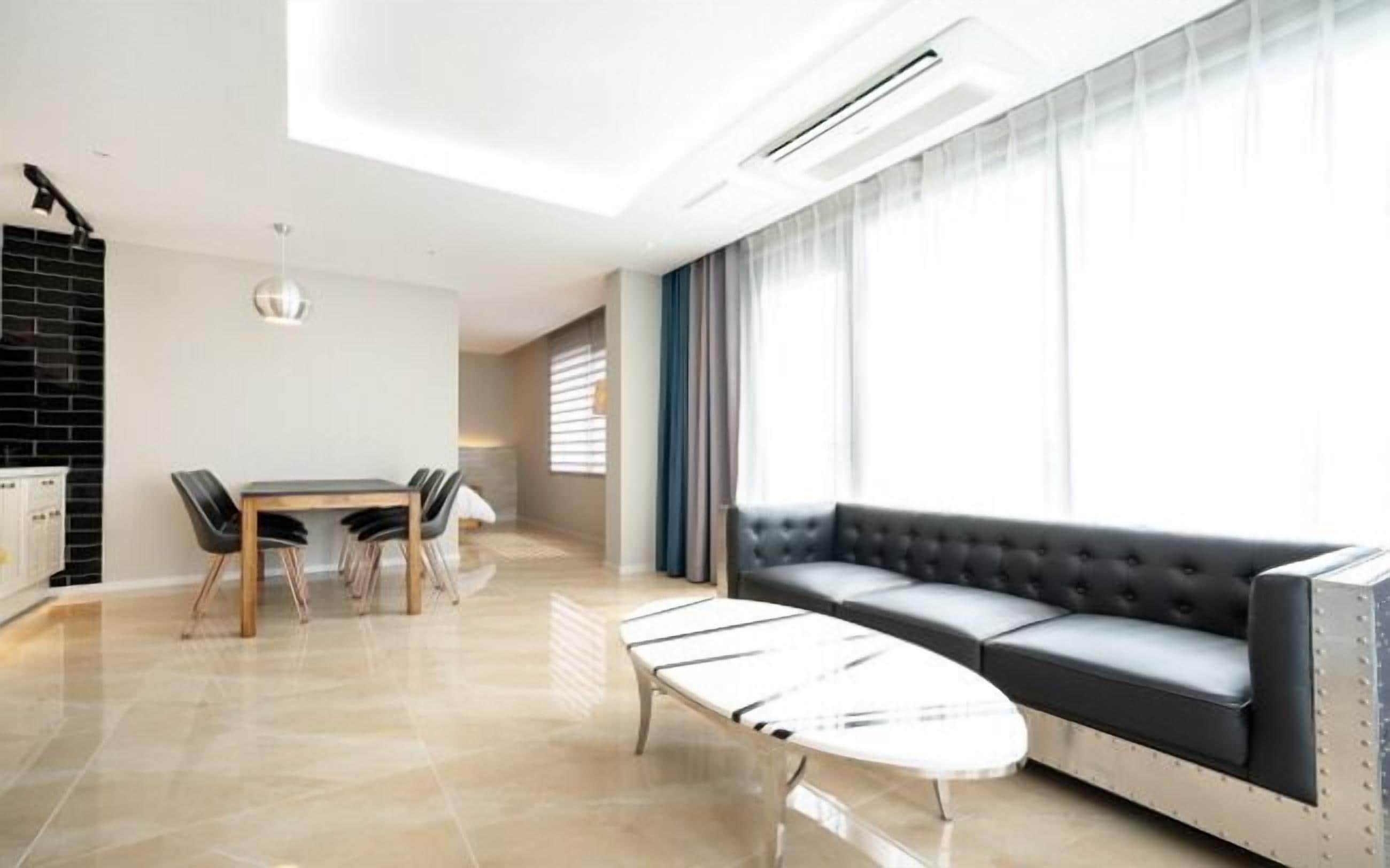 Habitación familiar con 2 camas individuales, balcón, vistas al mar | Wifi gratis