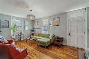 Smart TV, books - Welcome to Chez Leray! (Knoxville)