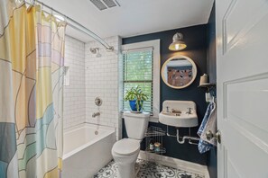 Shower, towels, toilet paper - Welcome to Chez Leray! (Knoxville)