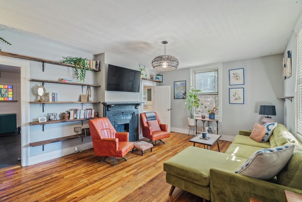 Smart TV, books - Welcome to Chez Leray! (Knoxville)