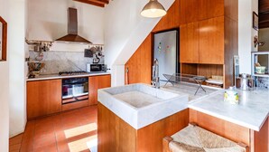 Eine moderne Küche mit Backofen, Mikrowelle und einem Kühlschrank aus Edelstahl.