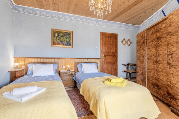 3 bedrooms, iron/ironing board, free WiFi, bed sheets