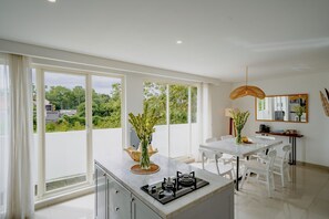 Biệt thự tiện nghi đơn giản, 2 phòng ngủ | Bếp riêng | Tủ lạnh, lò vi sóng, bếp nấu, dụng cụ pha cà phê/trà