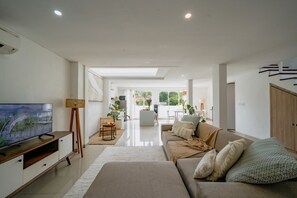舒適別墅, 2 間臥室 | 客廳 | 43-吋電視，提供有線頻道