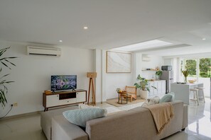 Biệt thự tiện nghi đơn giản, 2 phòng ngủ | Phòng khách | TV 43-inch có truyền hình cáp 