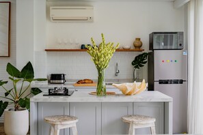 Biệt thự tiện nghi đơn giản, 2 phòng ngủ | Bếp riêng | Tủ lạnh, lò vi sóng, bếp nấu, dụng cụ pha cà phê/trà 